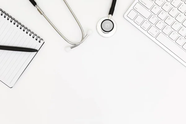 Stetoskop, Doktor masa masasının üst görünümü, beyaz arka planda boş kağıt, beyaz üzerinde görünüm Doktor iş araçları yukarıda, 