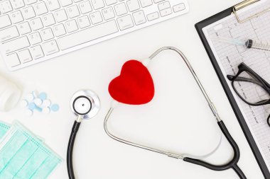 Stetoskop, Doktor masasının üst görünümü, beyaz arka plan üzerine boş kağıt, 