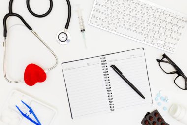 Stetoskop, Doktor masasının üst görünümü, beyaz arka plan üzerine boş kağıt, 