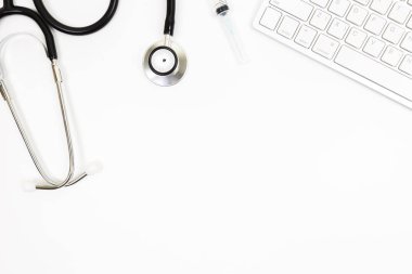 Stetoskop, Doktor masasının üst görünümü, beyaz arka plan üzerine boş kağıt, 