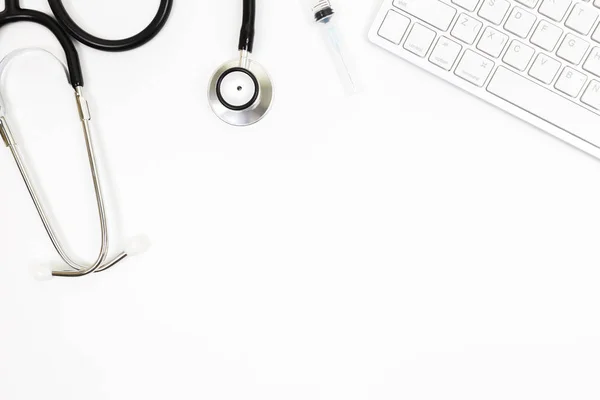 Stetoskop, Doktor masasının üst görünümü, beyaz arka plan üzerine boş kağıt, 