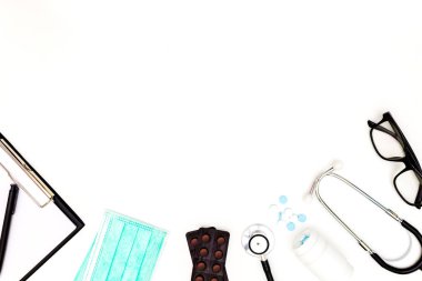 Stetoskop, Doktor masa masasının üst görünümü, beyaz arka planda boş kağıt, beyaz üzerinde görünüm Doktor iş araçları yukarıda,