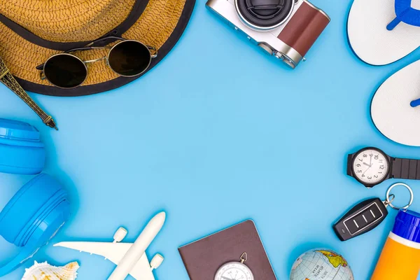 Roupa e acessórios do viajante em fundo azul com espaço de cópia, conceito de viagem , — Fotografia de Stock