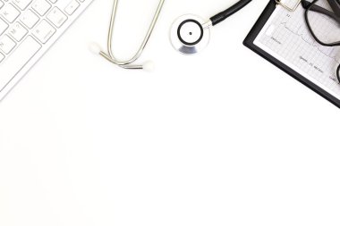 Stetoskop, Doktor masasının üst görünümü, beyaz arka plan üzerine boş kağıt, 