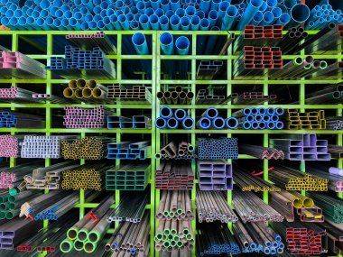 Farklı metal ürünlerin rafları ve Pvc borular, 