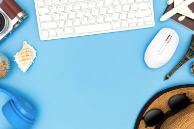 Mavi arka planda tatil seyahat planı aksesuar giyim Düz yatıyordu görüntü,