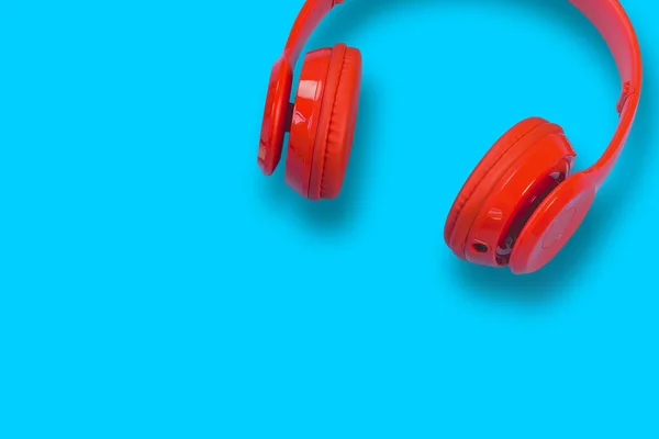 Czerwone Słuchawki Smartfonem Niebieskim Pastelowym Tle Koloru Miejsca Kopiowania Płaskie — Zdjęcie stockowe