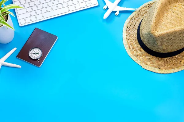 Tillbehör Resenären Blå Och Vit Bakgrund Med Kopieringsutrymme Resekoncept Overhead — Stockfoto