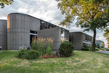 Dışarıdaki küçük işletme binası