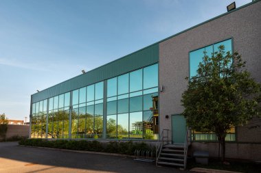 Dışarıdaki küçük işletme binası