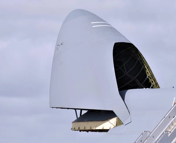 Военный Реактивный Самолет Открывает Носовой Грузовой Отсек — стоковое фото