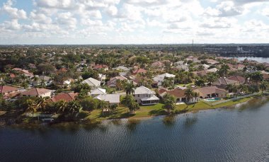 Waterfront gayrimenkul banliyö Florida havadan görünümü