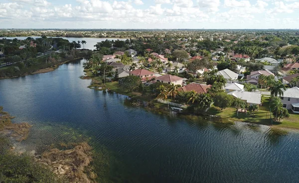 滨水区邻里在佛罗里达鸟瞰图 免版税图库图片