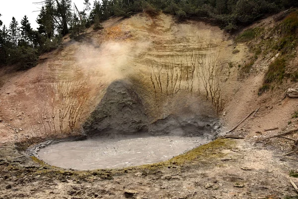 Lodo volcánico en ebullición — Foto de Stock