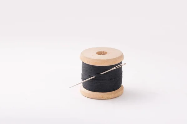 黒い色の糸で木製のコイルです 針をスレッドします — ストック写真