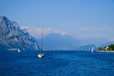 Whaite yat mouuntain göl kenarında Lago di Garda