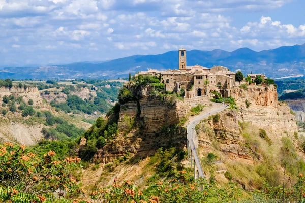 Civita di Bagnoregio çöken bir kayanın üzerinde ölmek üzere olan bir şehir. Ancirnt İtalya şehir.