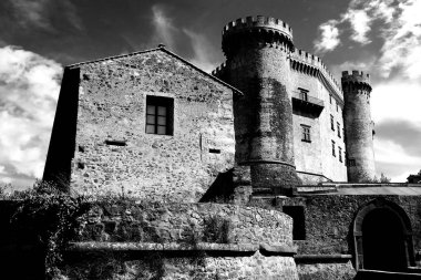 Ortaçağ Knight's Castle Orsini-Odescalchi içinde Bracciano, Lazio, İtalya, siyah ve beyaz.