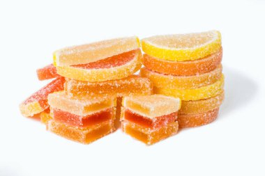 Renkli narenciye marmelat. Beyaz arka plan üzerinde izole limon, portakal, greyfurt