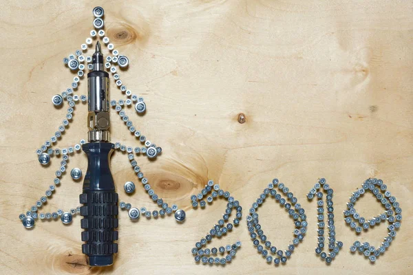 DIY küçük Noel ağacı 2019 tornavida ve vidalar bir kontrplak zemin üzerine yapılmış