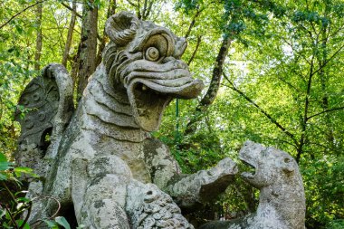 Antik heykel, ejderha ile iki köpek, ünlü Parco dei Mostri, Sacro Bosco veya Giardini di Bomarzo olarak da bilinir. Canavarlar park. Lazio, İtalya