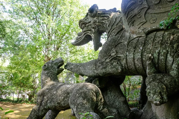 Antické sochy, drak a pes na slavné Parco dei Mostri, také nazýván Sacro Bosco nebo Giardini di Bomarzo. Příšery park. Lazio, Itálie — Stock fotografie