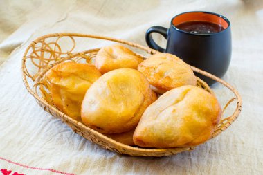 Kızarmış et ve yumurta ile köftesi. Rus geleneksel cousine. Ve kupa kvas