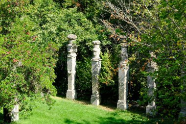 Sokak ünlü Parco dei Mostri, sütunlarla de Sacro Bosco veya Giardini di Bomarzo denir. Canavarlar park. Lazio, İtalya