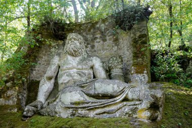Antik heykel, Neptune, ünlü Parco dei Mostri Sacro Bosco veya Giardini di Bomarzo olarak da bilinir. Canavarlar park. Lazio, İtalya