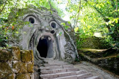 Antik heykel, Orklar ağzı, ünlü Parco dei Mostri Sacro Bosco veya Giardini di Bomarzo olarak da bilinir. Canavarlar park. Lazio, İtalya