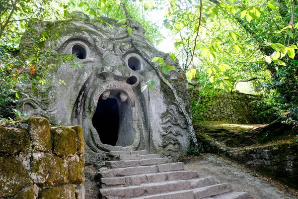 Antik heykel, Orklar ağzı, ünlü Parco dei Mostri Sacro Bosco veya Giardini di Bomarzo olarak da bilinir. Canavarlar park. Lazio, İtalya