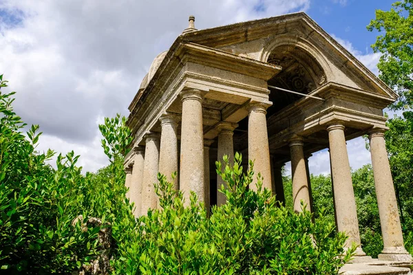 Starověké svatyně na slavné Parco dei Mostri, také nazýván Sacro Bosco nebo Giardini di Bomarzo. Příšery park. Lazio, Itálie — Stock fotografie