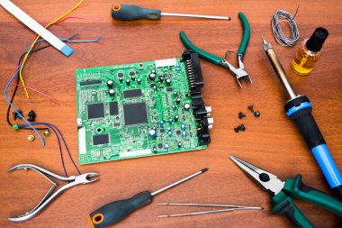 Elektronik sistem kartına Mikri şemalar ve elektronik bileşenleri ile tamiri. Gerekli araçları.