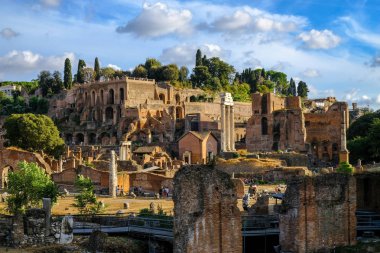 Güzel bir akşam görünümü antik Roma kalıntıları ve Palatin hill