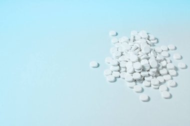 Hafif Mavi Masa üzerinde çok hap var ki. Tıbbi kavramı, kopya alanı.