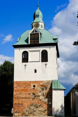 Eski Finlandiya kasaba Porvoo geleneksel kırmızı ahşap depolar ile Meryem Katedral Kulesi.