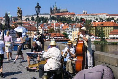 Prag, Çek - Temmuz 30, 2007 - Street caz müzisyenleri dixieland şarkı Charles Köprüsü üzerinde Vltava Nehri çal