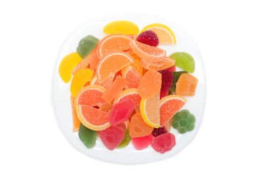 Renkli Meyve reçeli beyaz tabakta. Limon, elma, portakal, greyfurt. Jöle renk arka plan