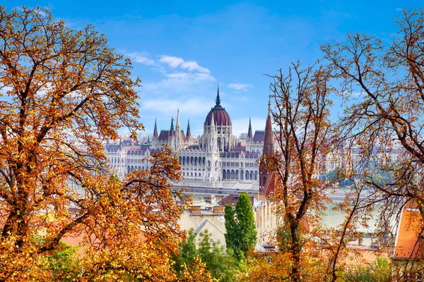 Budapeşte, Danube dolgu ve Macaristan Parlamentosu'nun güzel görünümünü sonbahar