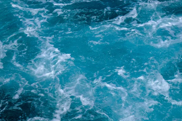 Sorunlu koyu mavi deniz suyu beyaz köpük, soyut doğa arka plan kavramı ile