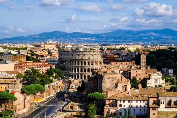 Güzel bir akşam panorama Roma ve antik Colosseum, İtalya.