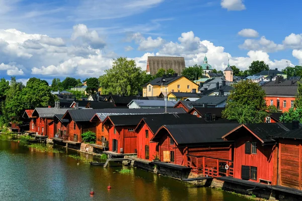 Eski Fin kasaba Porvoo geleneksel kırmızı ahşap depolar ile pitoresk nehir set of görünümü.