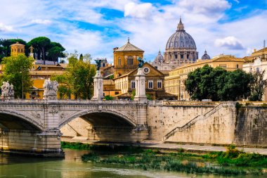 Köprünün diğer tarafında Tiber Nehri ve Vatikan ile Saint Peter Bazilikası'nın güzel manzarasına.