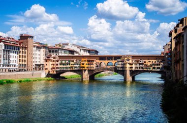 Floransa veya Firenze, panoramik Arno Nehri ve Ponte Vecchio Köprüsü