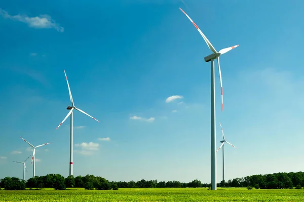 Bílá Větrné Elektrárny Vyrábějící Elektřinu Oblasti Zelené Farmáře Větrný Mlýn — Stock fotografie