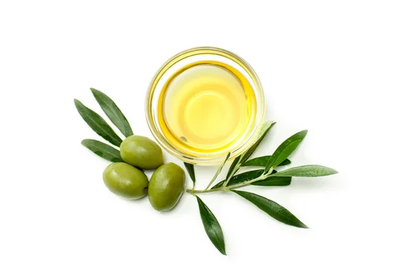 Cam kase zeytinyağı, büyük zeytin ve zeytin yapraklar. Yakın çekim, beyaz arka plan üzerinde izole