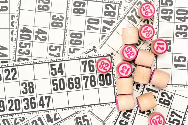 Masa oyunu Loto veya bingo. Ahşap loto numaraları Loto kartlarından arka plan üzerinde varil. Vintage oyunu. — Stok fotoğraf