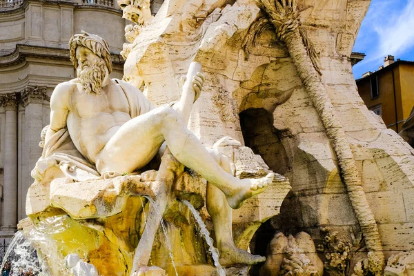 Фигура реки Ганг, фрагмент Фонтана Четырех Рек, Пьяцца Навона, Рим, Италия . — стоковое фото