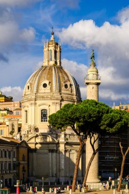 Roma Forumları, Trajan'ın sütun ve kutsal adı Mary Kilisesi görünümünü. Roma, İtalya