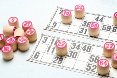 Masa oyunu Loto veya bingo. Bazı ahşap Loto varil numaraları ve bir oyun sırasında beyaz masada iki kart ile. Vintage oyunu, Rusya Federasyonu.